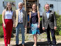 v.l. Mosel Weinkönigin Alice Gundlach , Norbert Müller Leiter Dienstleistungszentrum Ländlicher Raum Mosel , Dr. Sonja Christ-Brendemühl , Moderatorin und ehem deutsche Weinkönigin ( Universität Koblenz-Landau) und NatureLife Präsident C-P Hutter bei der Eröffnung der Woche der Artenvielfalt in Bernkastel-Kues.